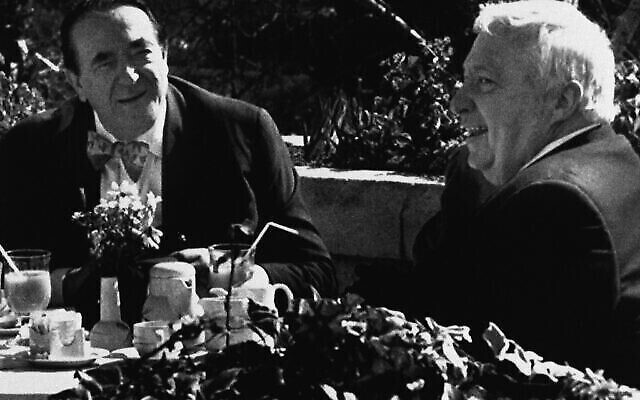 Immédiatement après avoir présenté sa démission du ministère de l'Industrie, Ariel Sharon, alors député, rencontre le millionnaire britannique Robert Maxwell, à gauche, à Jérusalem, le 20 février 2020. (Crédit : AP Photo)