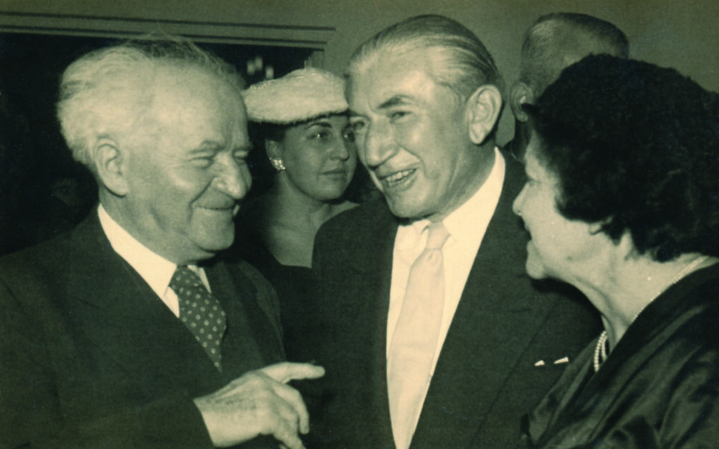 Yehuda Arazi (au centre) avec David et Paula Ben Gurion en Israël. (Autorisation d'Orli Bach)