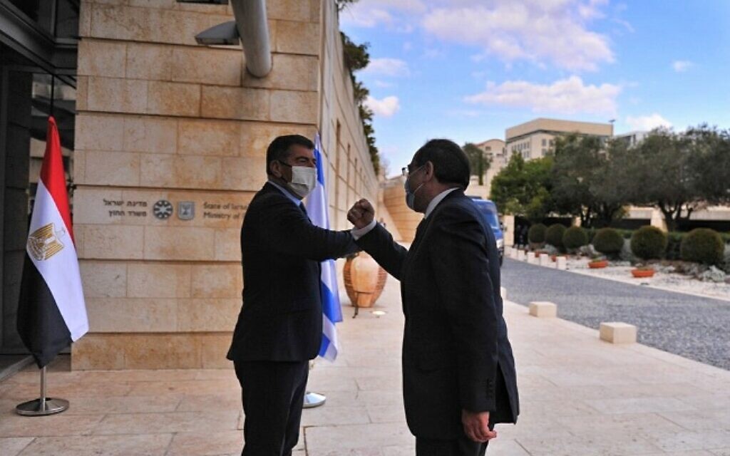 Rencontre entre le ministre des Affaires étrangères Gabi Ashkenazi (à gauche) et le ministre égyptien du Pétrole Tarek El-Molla à Jérusalem, le 21 février 2021. (Crédit photo : MFA) Rencontre entre le ministre des Affaires étrangères Gabi Ashkenazi (à gauche) et le ministre égyptien du Pétrole Tarek El-Molla à Jérusalem, le 21 février 2021. (Crédit photo : MFA)
