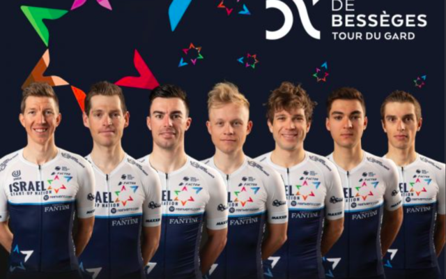 L’équipe cycliste Israel Start-Up Nation au départ de la 51e Etoile de Bessèges, à Bellegarde, dans le Gard. (Crédit : Israel Start-Up Nation)