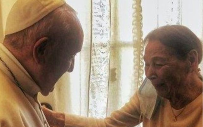 Le Pape François Ier au domicile d'Édith Bruck, à Rome, le 20 février 2021. (Crédit : Vatican News - Instagram World Jewish Congress)