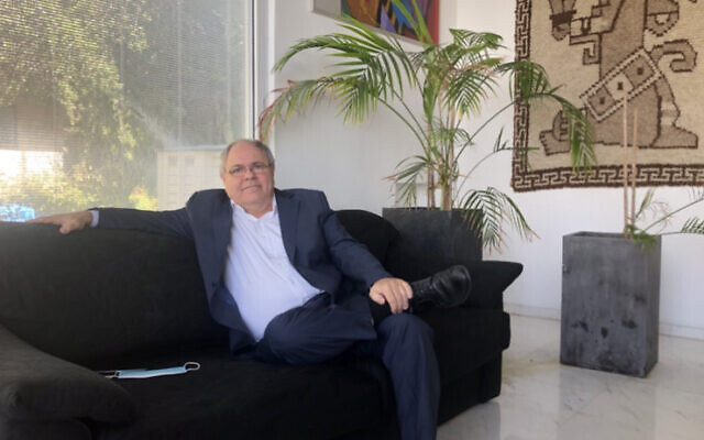 Dani Dayan du parti Tikva Hadasha chez lui à Maaleh Shomron, le 8 février 2021. (Lazar Berman/Times of Israel)