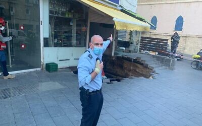 Le sol d'un magasin de la rue Hillel à Jérusalem vient de s'effondrer, le 1er février 2021. (Capture d'écran Twitter/Porte parole de la Police israélienne)
