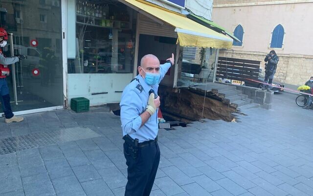 Le sol d'un magasin de la rue Hillel à Jérusalem vient de s'effondrer, le 1er février 2021. (Capture d'écran Twitter/Porte parole de la Police israélienne)