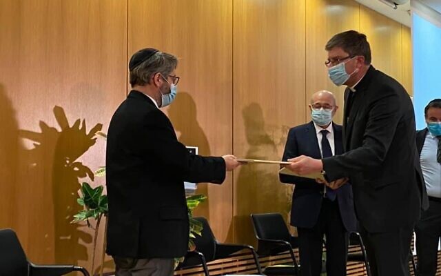 Haïm Korsia, grand rabbin de France, reçoit de la part des évêques de France une déclaration contre l’antisémitisme, le 1er février 2020. (Crédit : Twitter) Haïm Korsia, grand rabbin de France, reçoit de la part des évêques de France une déclaration contre l’antisémitisme, le 1er février 2020. (Crédit : Twitter)