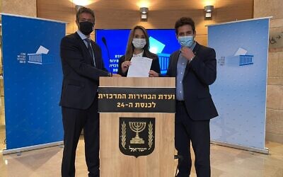 (De gauche à droite) Les candidats de Tikva Hadasha, le député Tzvi Hauser, la députée Yifat Shasha-Biton et le membre du conseil de Jérusalem Ofer Berkovitch présentent la liste du parti pour les élections de mars 2021 à la commission centrale électorale, le 3 février 2021. (Tikva Hadasha)