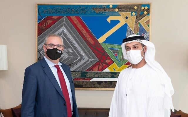 Mohammad Mahmoud Al Khajah, premier ambassadeur des EAU en Israël (à droite), rencontre Eitan Na'eh, chef de la mission israélienne aux EAU. (Crédit : Twitter) Mohammad Mahmoud Al Khajah, premier ambassadeur des EAU en Israël (à droite), rencontre Eitan Na'eh, chef de la mission israélienne aux EAU. (Crédit : Twitter)