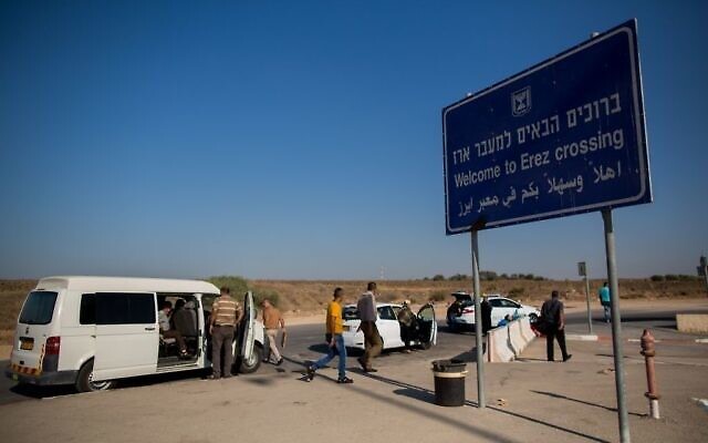 Des Palestiniens se préparant à passer d'Israël dans la bande de Gaza au passage d'Erez, le 3 septembre 2015 (Crédit: Yonatan Sindel / Flash90) Des Palestiniens se préparant à passer d'Israël dans la bande de Gaza au passage d'Erez, le 3 septembre 2015 (Crédit: Yonatan Sindel / Flash90)