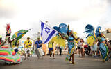 Illustration : des danseurs de samba brésiliens se produisent à Tel-Aviv pour célébrer les Jeux olympiques d'été de Rio le 7 août 2016. (Crédit ; Tomer Neuberg/Flash90)
