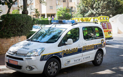 Illustration : une voiture de police à Petah Tikva, le 4 août 2017. (Crédit : Roy Alima / Flash90)