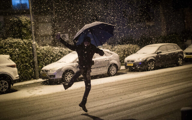 Suite à des chutes de neige, un homme dans le quartier Old Katamon de Jérusalem, le 16 janvier 2019. (Crédit : Hadas Parush/ Flash90) Suite à des chutes de neige, un homme dans le quartier Old Katamon de Jérusalem, le 16 janvier 2019. (Crédit : Hadas Parush/ Flash90)