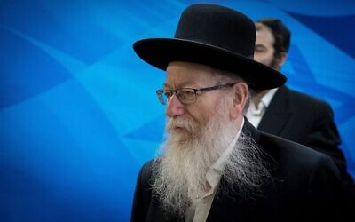 Le ministre adjoint de la Santé, Yaakov Litzman, du parti Yahadout HaTorah, arrive pour la réunion hebdomadaire du cabinet au bureau du Premier ministre à Jérusalem, le 2 juin 2019. (Yonatan Sindel/Flash90)