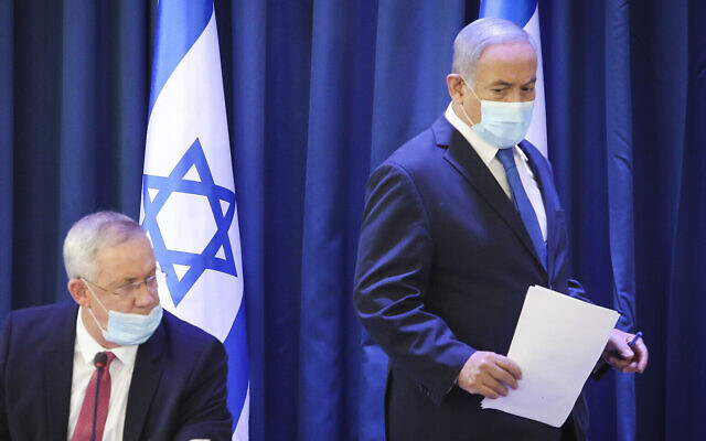 Le Premier ministre Benjamin Netanyahu (à droite) et le ministre de la Défense Benny Gantz, lors de la réunion hebdomadaire du cabinet, au ministère des Affaires étrangères à Jérusalem, le 21 juin 2020. (Marc Israel Sellem/POOL) Le Premier ministre Benjamin Netanyahu (à droite) et le ministre de la Défense Benny Gantz, lors de la réunion hebdomadaire du cabinet, au ministère des Affaires étrangères à Jérusalem, le 21 juin 2020. (Marc Israel Sellem/POOL)