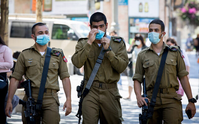 Des soldats israéliens portant des masques de protection marchent dans la rue Jaffa à Jérusalem, le 23 juin 2020. (Crédit : Nati Shohat/Flash90) Des soldats israéliens portant des masques de protection marchent dans la rue Jaffa à Jérusalem, le 23 juin 2020. (Crédit : Nati Shohat/Flash90)