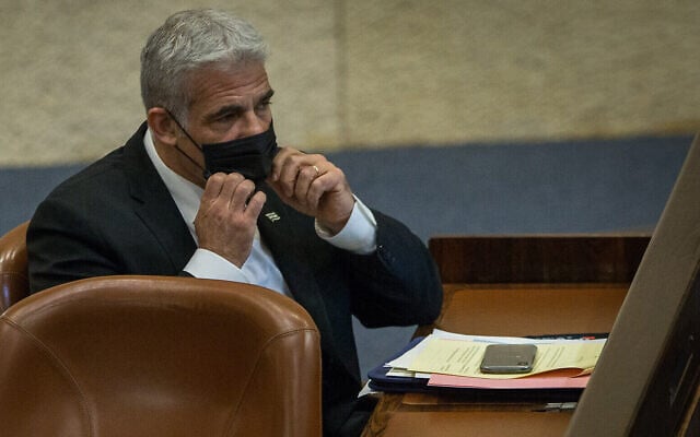 Le député Yair Lapid lors d'une session plénière de la Knesset à Jérusalem, le 24 août 2020. (Crédit : Oren Ben Hakoon/POOL)