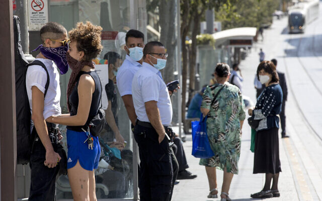Couple s'embrassant à la station de tramway de la rue Jaffa, dans le centre de Jérusalem, le 11 octobre 2020. (Autorisation Nati Shohat/Flash 90)