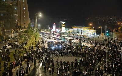 Des juifs ultra-orthodoxes affrontent la police à l'entrée de Jérusalem alors qu'ils protestent contre l'arrestation d'un étudiant de yeshiva qui voulait échapper au service militaire, le 22 décembre 2020. (Yonatan Sindel/Flash90)