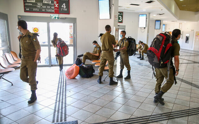 Des soldats israéliens dans le centre commercial vide de Haute-Galilée, à Hatzor Haglilit, le 10 janvier 2021. (Crédit : David Cohen/Flash90) Des soldats israéliens dans le centre commercial vide de Haute-Galilée, à Hatzor Haglilit, le 10 janvier 2021. (Crédit : David Cohen/Flash90)