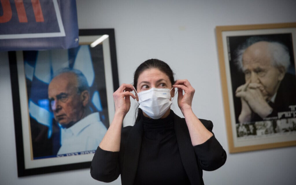 Merav Michaeli, membre du Parti travailliste, vote dans un bureau de vote du Parti travailliste à Tel Aviv, le 24 janvier 2021. (Miriam Alster/Flash90)