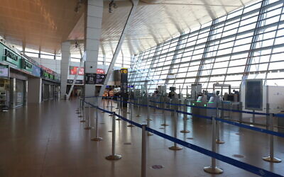 Le hall des départs à l'aéroport international Ben Gurion presque vide, près de Tel Aviv, le 25 janvier 2021. (Crédit : Yossi Aloni/Flash90)