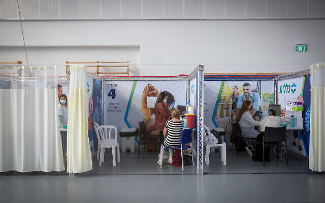 Des Israéliens dans un centre de vaccination géré par le service de santé Clalit à Petah Tikva, le 27 janvier 2021. (Miriam Alster/Flash90) Des Israéliens dans un centre de vaccination géré par le service de santé Clalit à Petah Tikva, le 27 janvier 2021. (Miriam Alster/Flash90)