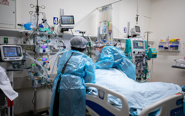 Un malade de la COVID-19 reçoit la visite de sa famille à l'hôpital Ein Kerem à Jérusalem, le 1er février 2021. (Crédit : Olivier Fitoussi/Flash90) Un malade de la COVID-19 reçoit la visite de sa famille à l'hôpital Ein Kerem à Jérusalem, le 1er février 2021. (Crédit : Olivier Fitoussi/Flash90)