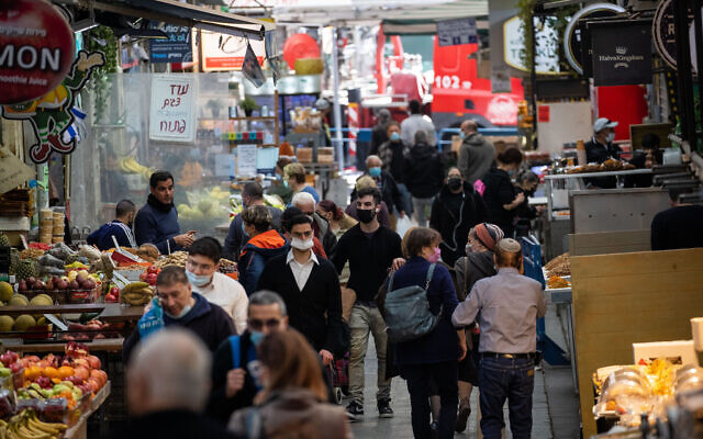 Des Israéliens font leurs courses au marché Mahane Yehuda pendant le troisième confinement, le 1er février 2021. (Crédit : Yonatan Sindel/Flash90) Des Israéliens font leurs courses au marché Mahane Yehuda pendant le troisième confinement, le 1er février 2021. (Crédit : Yonatan Sindel/Flash90)