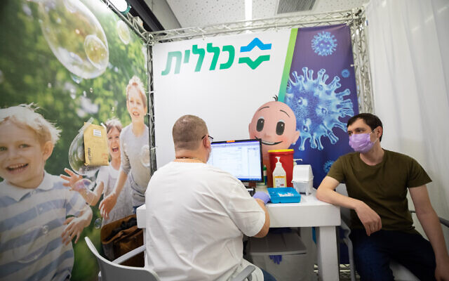 Un Israélien se fait vacciner dans un centre de vaccination Clalit COVID-19 à Holon, le 4 février 2021. (Chen Leopold/Flash90) Un Israélien se fait vacciner dans un centre de vaccination Clalit COVID-19 à Holon, le 4 février 2021. (Chen Leopold/Flash90)