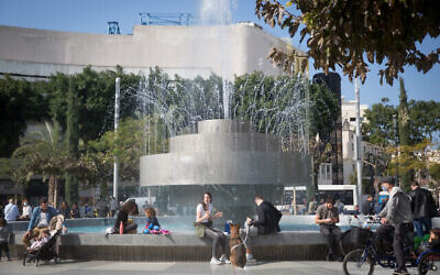 Des Israéliens prennent le soleil place Dizengoff à Tel Aviv - elle a ouvert dimanche - dans le cadre de l'allègement des restrictions du 3è confinement induit par la pandémie de coronavirus. (Crédit : Miriam Alster/Flash90)