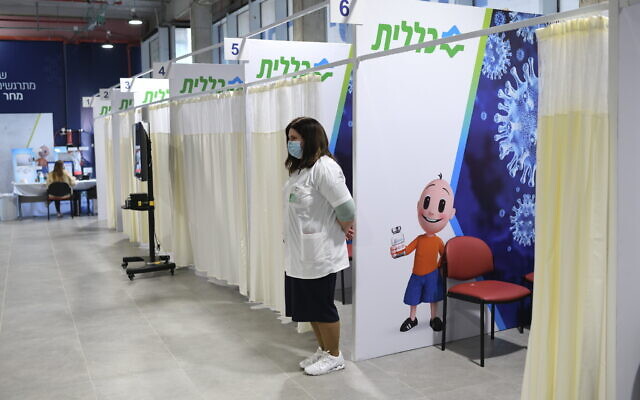 Une soignante israélienne attend dans un centre de vaccination Clalit, largement vide, dans la ville de Herzliya, dans le nord du pays, le 7 février 2021. (Crédit : Gili Yaari /Flash90)