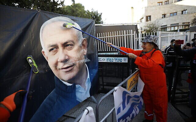 Des manifestants anti-Netanyahu devant le tribunal de district de Jérusalem, alors que le Premier ministre Benjamin Netanyahu arrive pour son procès au tribunal de district, le 08 février 2021 (Crédit :Olivier Fitoussi/Flash90)