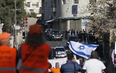 Des manifestants devant le tribunal de district de Jérusalem, alors que le Premier ministre Benjamin Netanyahu arrive pour son procès au tribunal de district, le 08 février 2021 (Crédit :Olivier Fitoussi/Flash90)