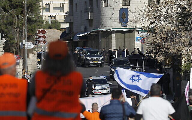 Des manifestants devant le tribunal de district de Jérusalem, alors que le Premier ministre Benjamin Netanyahu arrive pour son procès au tribunal de district, le 08 février 2021 (Crédit :Olivier Fitoussi/Flash90)