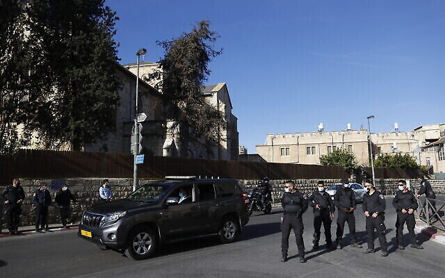 La garde israélienne accompagne le convoi du Premier ministre Benjamin Netanyahu qui arrive au tribunal pour son procès le 8 janvier 2021. (Crédit : Yonathan Sindel/Flash90)