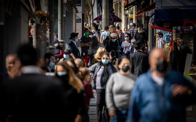 Des gens marchent sur Jaffa Street à Jérusalem, le 11 février 2021. (Crédit :Yonatan Sindel/Flash90) Des gens marchent sur Jaffa Street à Jérusalem, le 11 février 2021. (Crédit :Yonatan Sindel/Flash90)