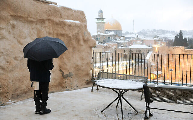 Le Dôme du Rocher couvert de neige dans la Vieille Ville de Jérusalem, le 18 février 2021. (Nati Shohat / Flash90)