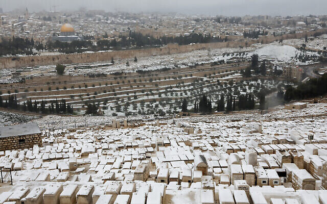 Le Mont des Oliviers recouvert de neige avec la Vieille Ville de Jérusalem en arrière-plan, le 18 février 2021. (Nati Shohat / Flash90)