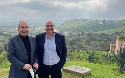 L'envoyé d'Israël au Maroc David Govrin (à droite) avec David Toledano, chef de la communauté juive à Rabat, en janvier 2021. (Ministère des Affaires étrangères)