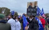 Des gens se rassemblent près de la scène d'un rassemblement pro-Trump au Marine Park de Brooklyn, dans l'État de New York, le 25 octobre 2020. (Jacob Magid/Times of Israel)