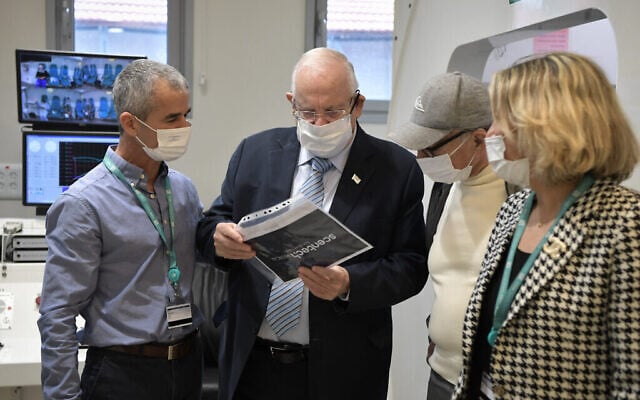 Reuven Rivlin visite l'hôpital Shamir, le 4 février 2021 (Crédit : Kobi Gideon / GPO)
