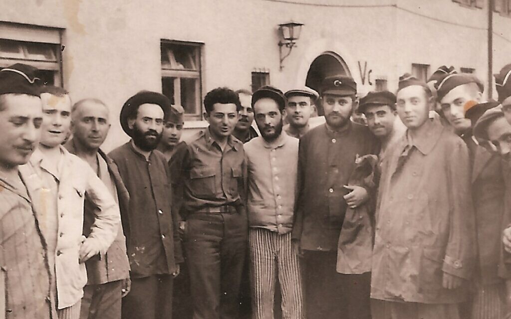 Le rabbin Abraham Klausner, (sans chapeau, au centre gauche), avec des survivants dans le camp de personnes déplacées. (Autorisation d'Amos Klausner)