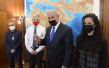 Le Premier ministre Benjamin Netanyahu  rencontre le professeur Nadir Arber à Jérusalem, le 8 février 2021. (Crédit : Amos Ben-Gershom/Israeli Government Press Office)