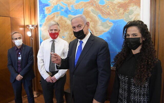 Le Premier ministre Benjamin Netanyahu rencontre le professeur Nadir Arber à Jérusalem, le 8 février 2021. (Crédit : Amos Ben-Gershom/Israeli Government Press Office) Le Premier ministre Benjamin Netanyahu rencontre le professeur Nadir Arber à Jérusalem, le 8 février 2021. (Crédit : Amos Ben-Gershom/Israeli Government Press Office)