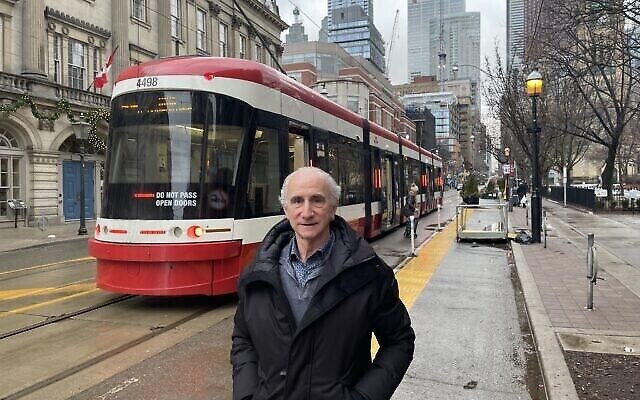 Robert Rotenberg sur King Street East, près de son bureau du centre-ville de Toronto au mois de janvier 2021. (Crédit : Robert Sarner)