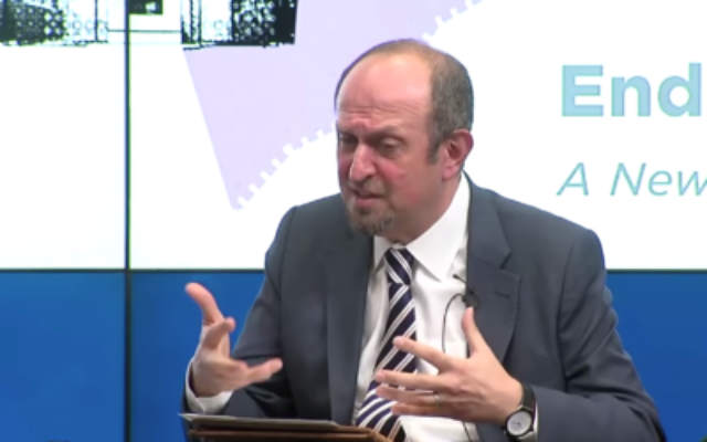 Hady Amr, sous-secrétaire d'État adjoint américain aux affaires israéliennes et palestiniennes, s'exprime le 3 décembre 2018 au Brookings Institute. (Capture d'écran/YouTube) Hady Amr, sous-secrétaire d'État adjoint américain aux affaires israéliennes et palestiniennes, s'exprime le 3 décembre 2018 au Brookings Institute. (Capture d'écran/YouTube)