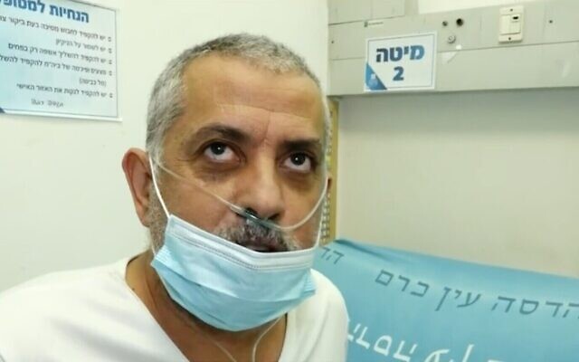 Yair Tayeb, un malade ayant guéri de la COVID-19 à l'hôpital Hadassah Ein Kerem de Jérusalem, le 9 février 2021. (Capture d'écran : Treizième chaîne) Yair Tayeb, un malade ayant guéri de la COVID-19 à l'hôpital Hadassah Ein Kerem de Jérusalem, le 9 février 2021. (Capture d'écran : Treizième chaîne)