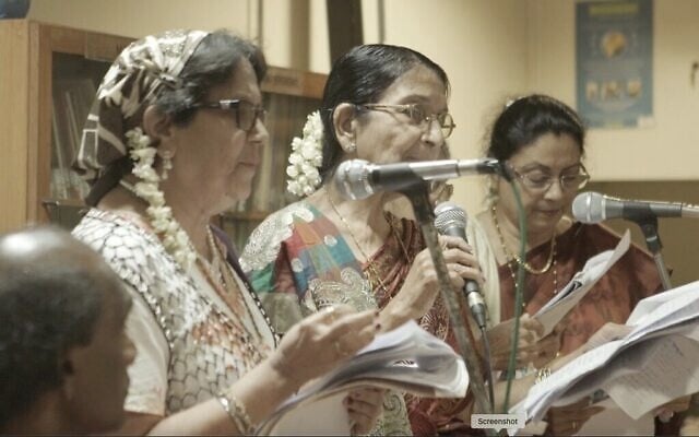 Des femmes de Bene Israel exécutent des kirtans au programme de l'AJDC à Mumbai, 2016. (Surabhi Sharma)