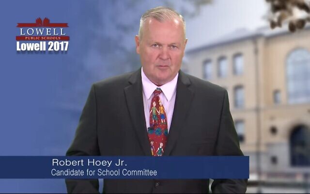 Bob Hoey, membre du comité de l'école Lowell. (Capture d'écran de YouTube via JTA)