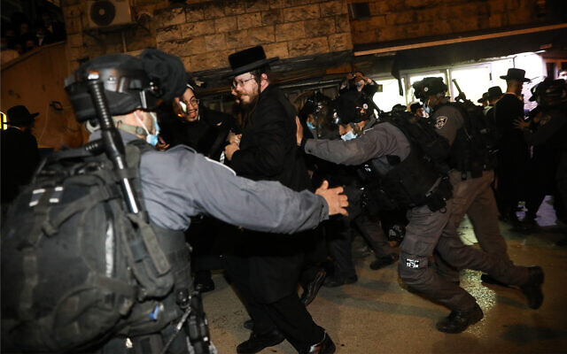 Des hommes ultra-orthodoxes affrontent la police lors d'une manifestation contre les restrictions sur le coronavirus à Jérusalem, le 9 février 2021. (Crédit : Noam Revkin Fenton/Flash90) Des hommes ultra-orthodoxes affrontent la police lors d'une manifestation contre les restrictions sur le coronavirus à Jérusalem, le 9 février 2021. (Crédit : Noam Revkin Fenton/Flash90)