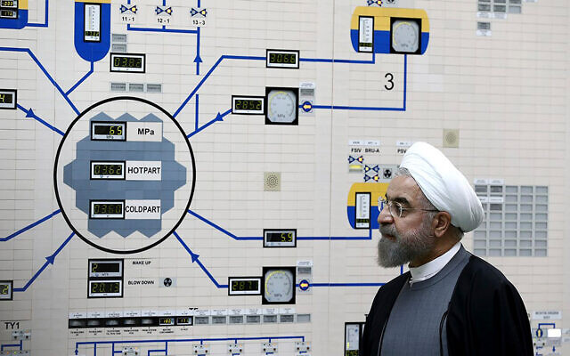 Le président iranien Hassan Rouhani visite la centrale nucléaire de Bushehr, aux abords de Bushehr, en Iran, le 13 janvier 2015. (Crédit : AP Photo/Bureau de la présidence iranienne, Mohammad Berno, File) Le président iranien Hassan Rouhani visite la centrale nucléaire de Bushehr, aux abords de Bushehr, en Iran, le 13 janvier 2015. (Crédit : AP Photo/Bureau de la présidence iranienne, Mohammad Berno, File)